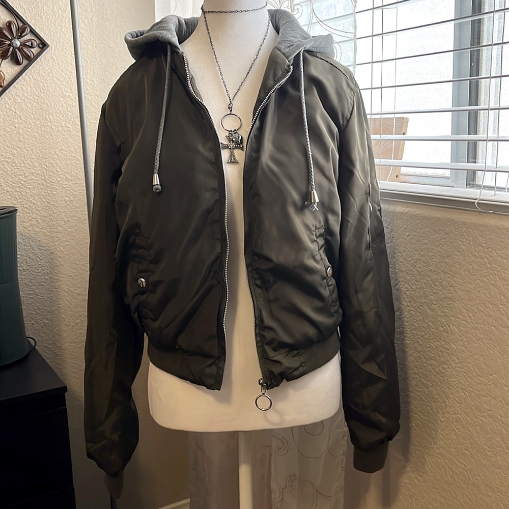 Women’s Juniors hoodie zipper olive green bomber jacket (L but fits a M) EUC